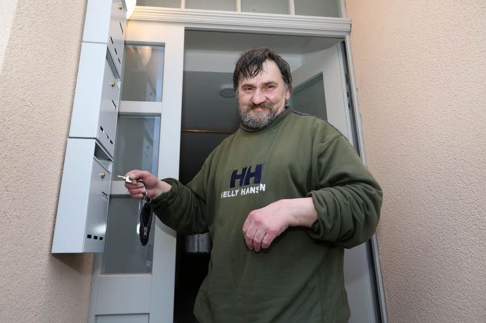 Andreas Hicksch vor seiner Wohnung, seiner ersten nach Jahrzehnten als Obdachloser.