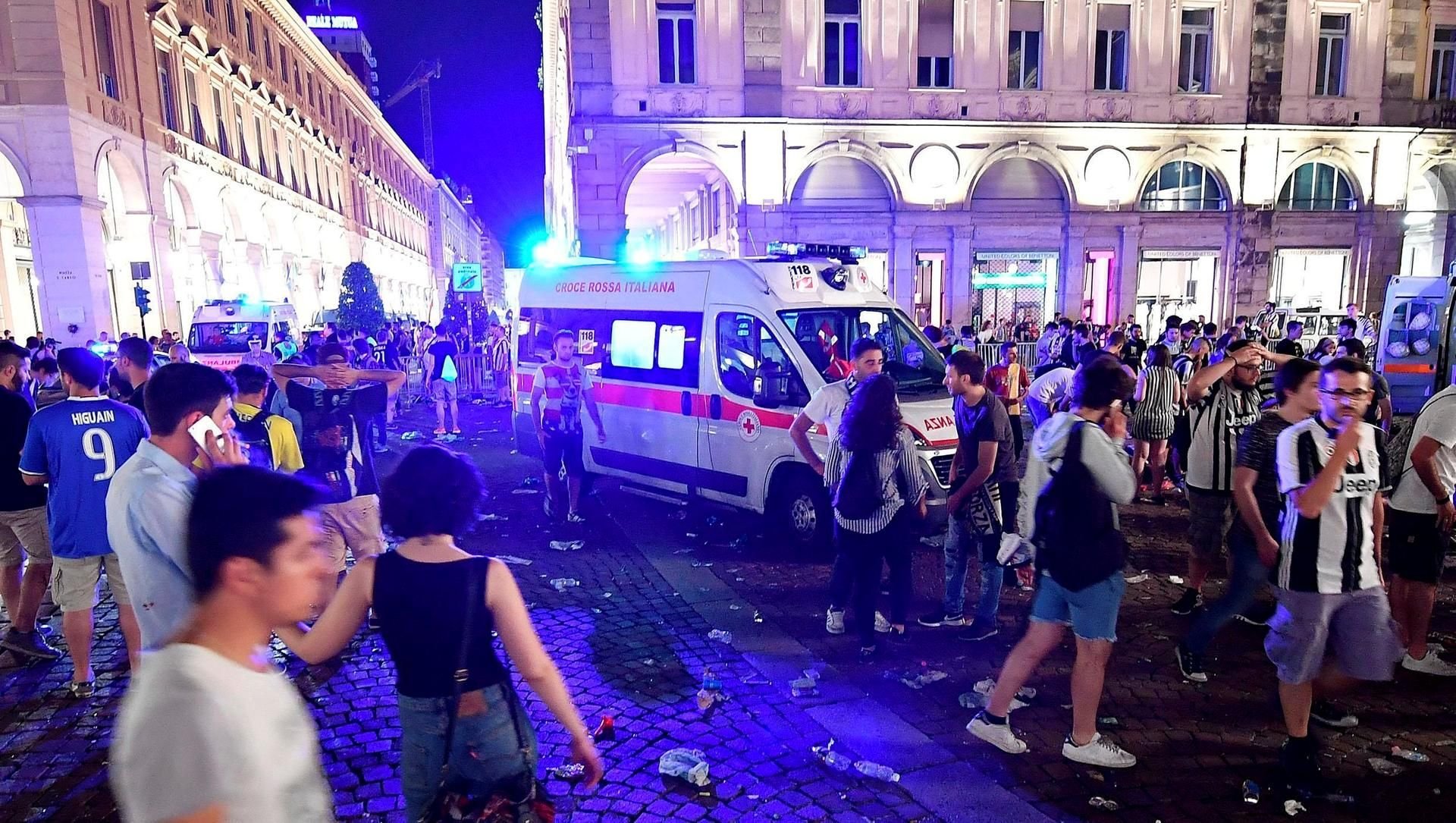 Ein Krankenwagen bahnt sich den Weg durch die Fans am San Carlo Platz.