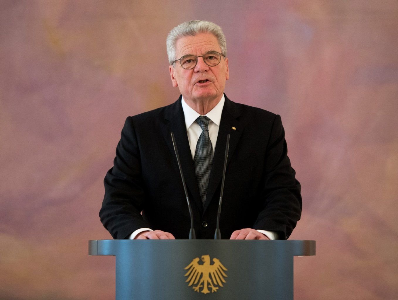 Bundespräsident Joachim Gauck während seiner Rede im Schloss Bellevue in Berlin zum Tod des Bundespräsidenten a.D. Richard von Weizsäcker.