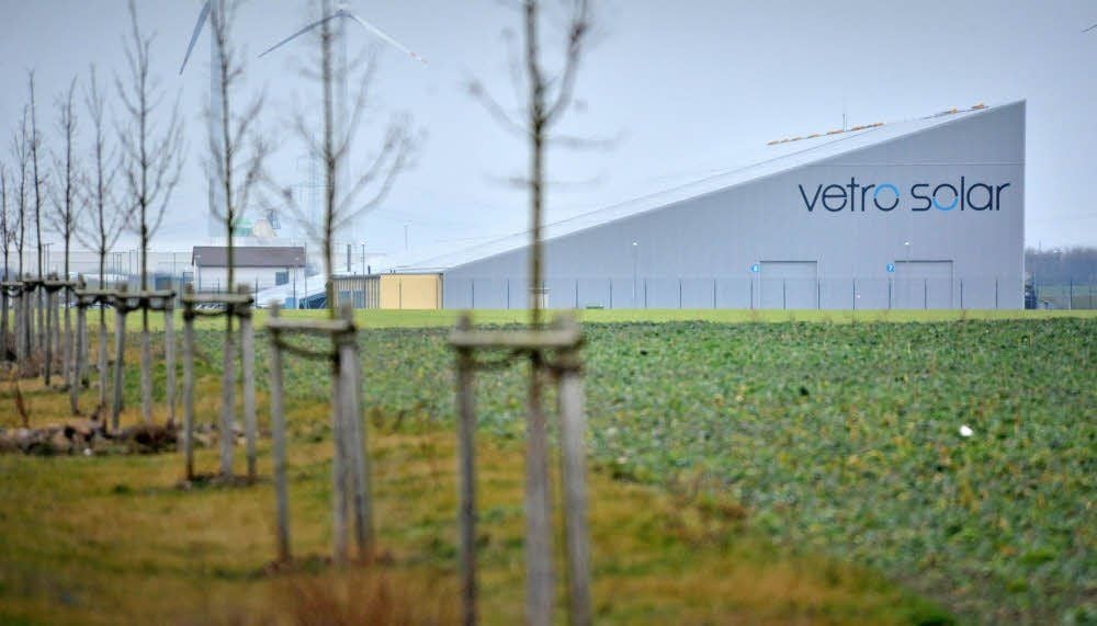Das Produktionsgebäude von Vetro Solar an der B 183.