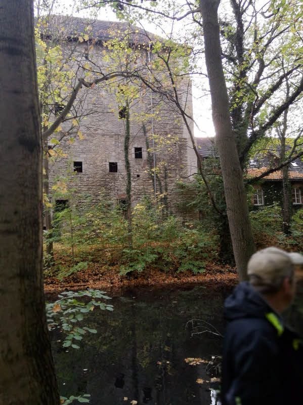 Der Wohnturm der alten Wasserburg soll auch von den Parkwegen aus wieder besser sichtbar werden.