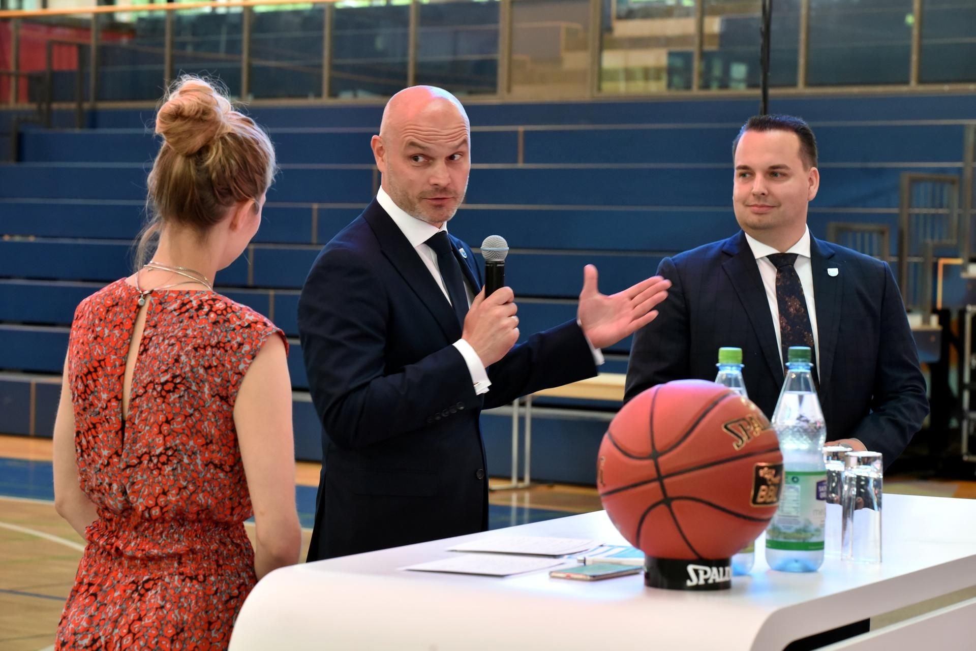Der neue MBC-Trainer Wojciech Kaminski (m.), hier bei seiner Vorstelllung in Weißenfels neben Manager Martin Geissler.