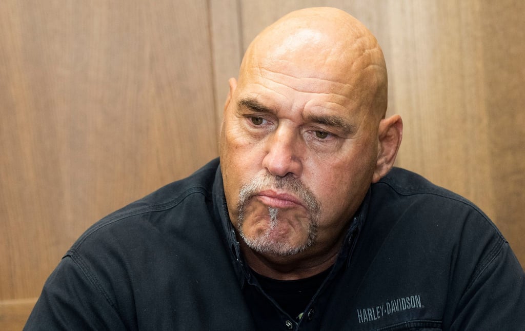 Ex-Rockerboss Frank Hanebuth sitzt in einem Gerichtssaal des Amtsgerichts Hannover.