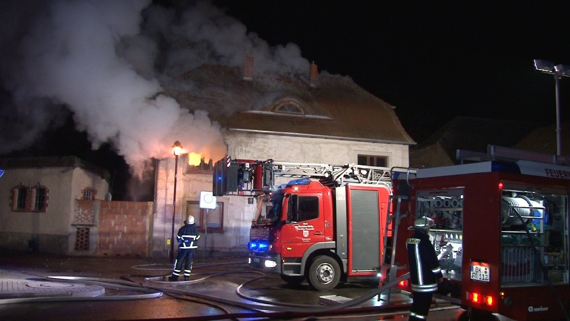 Beim Brand eines Wohnhauses in Groß Rodensleben sind fünf Menschen verletzt worden, zwei davon schwer.