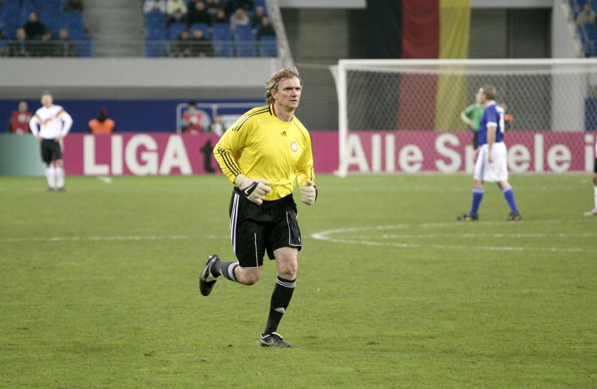 Jens Adler auf dem Weg ins Tor beim Legenden-Spiel 2010 in Leipzig.