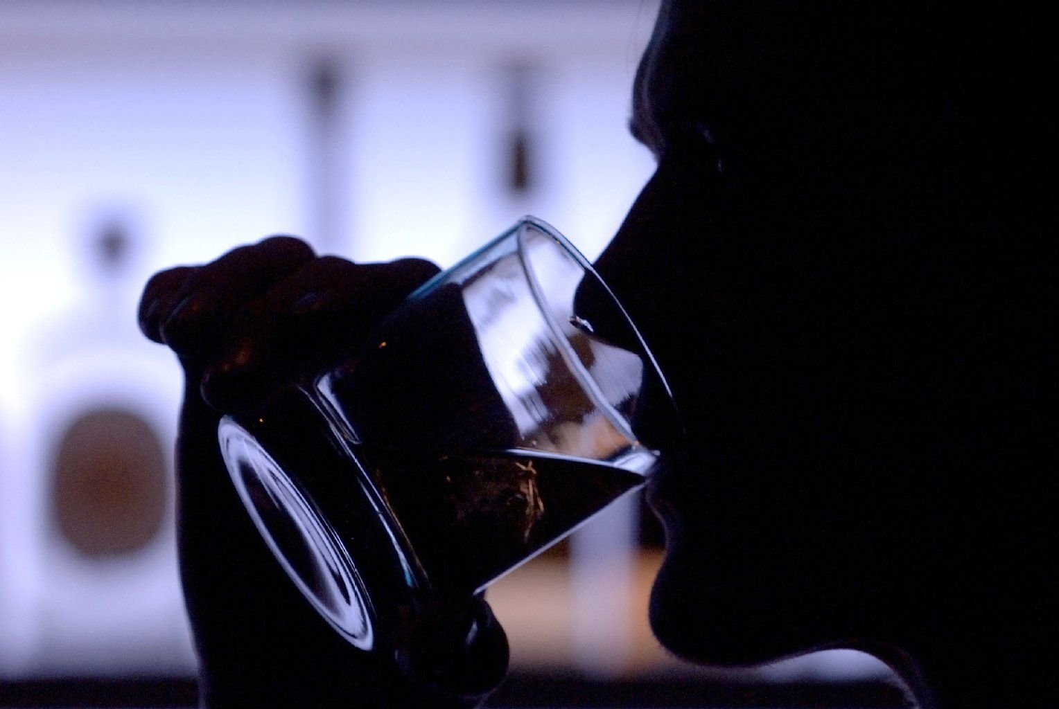 Ein für alle Arbeitnehmer geltendes gesetzliches Alkoholverbot gibt es nicht. Bestimmten Berufsgruppen, zum Beispiel Berufsfahrern, ist der Konsum dennoch untersagt.