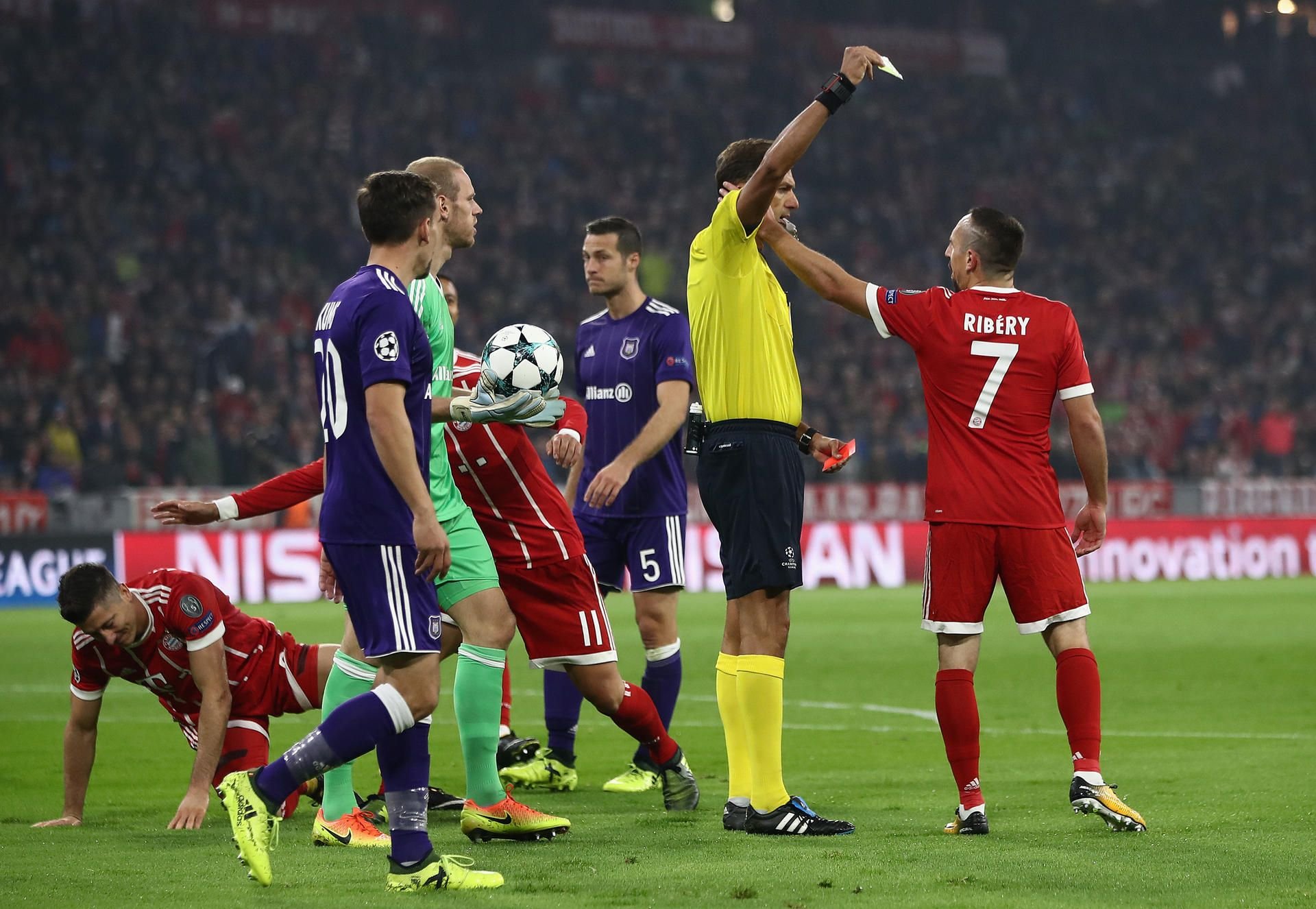 Franck Ribéry fuchtelt Schiedsrichter Paolo Tagliavento im Gesicht herum.