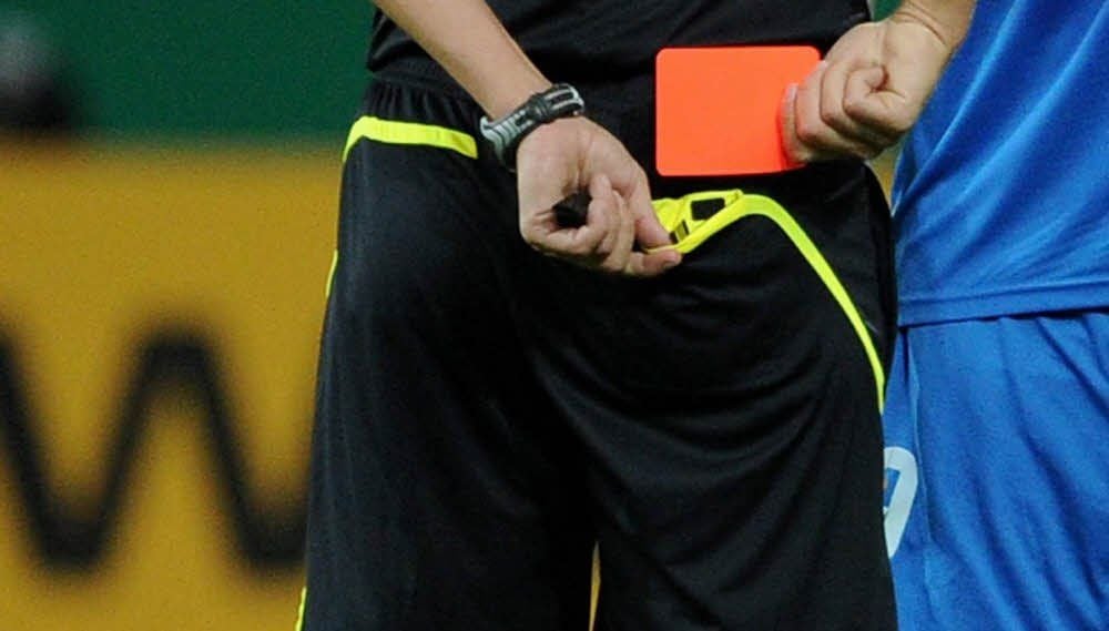 Weil der Schiedsrichter nach Meinung der Siebigeröder unverhältnismäßig oft die Rote Karte zeigte, verließen sie einfach das Spielfeld.