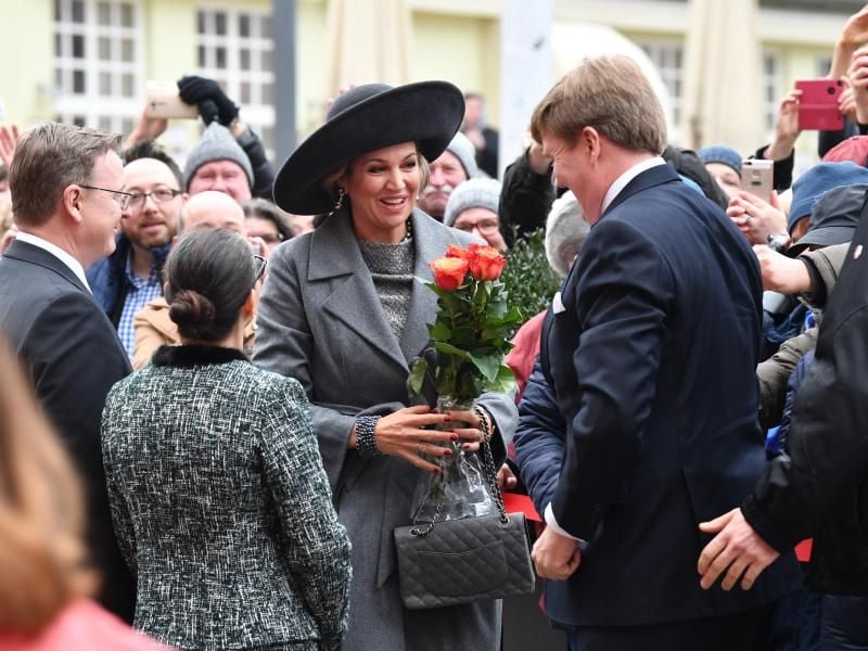Königin Maxima der Niederlande (m) und König Willem-Allexander in Erfurt vor der Staatskanzlei. Foto: Jens Kalaene