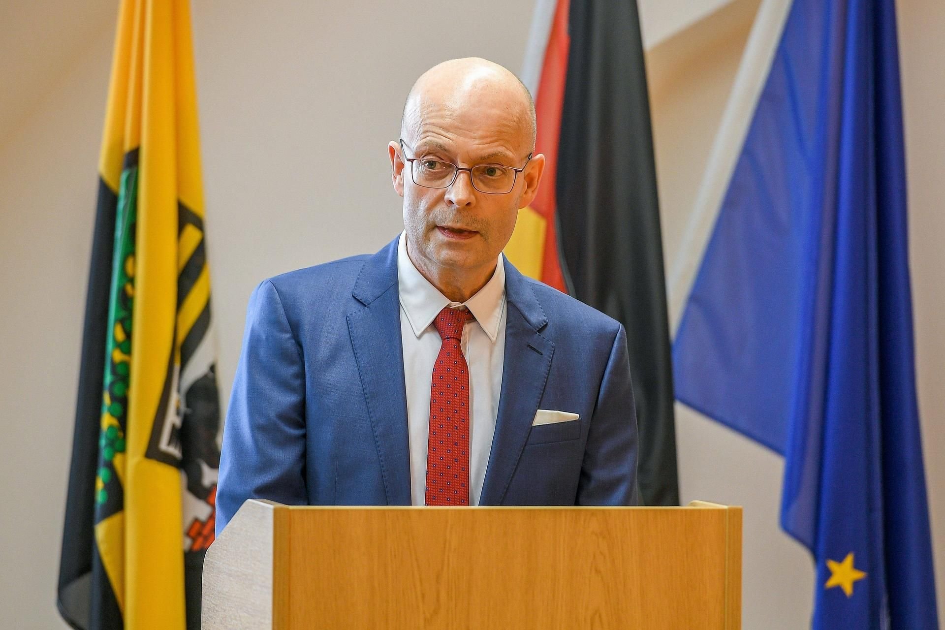 Mit einem eigenen Brief antwortet Wiegand auf die Forderung Tullners an Ministerpräsident Haselhoff mehr für den Schutz der Schüler der Huttenschule zu unternehmen.