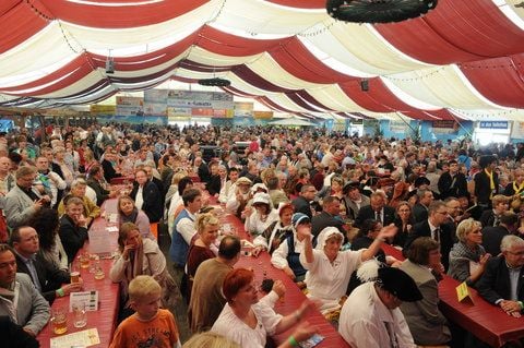 Mehrere hunderte Besucher feiern im September 2012 in einem großen Festzelt auf der Eisleben Wiese. Zur Wiese im Jahr 2017 soll eine Festhalle gebaut werden.