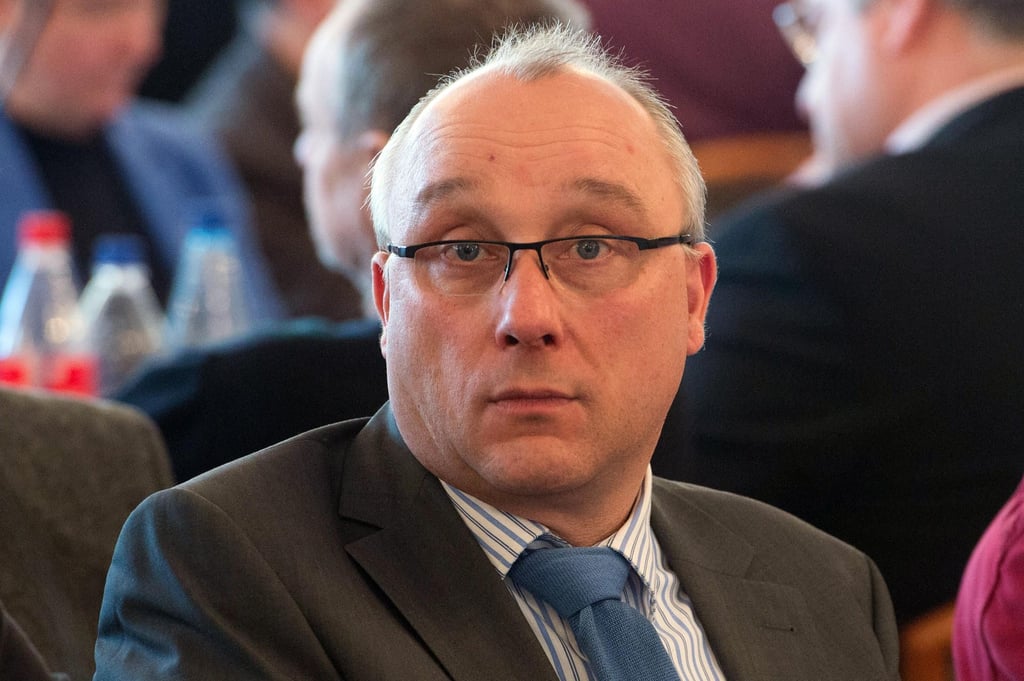 Jens Maier saß für die AfD im Bundestag. Obwohl er als rechtsextrem gilt, darf er vorerst wieder als Richter arbeiten.