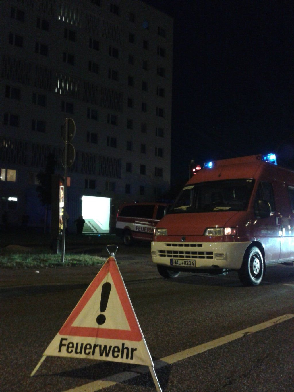 Feuerwehreinsatz am Donnerstagabend an der Magistrale in Halle-Neustadt.