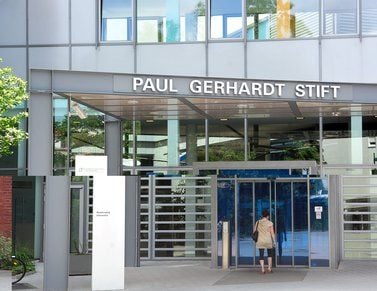 Das Eingangsportal des Wittenberger Krankenhauses Paul-Gerhardt-Stift.