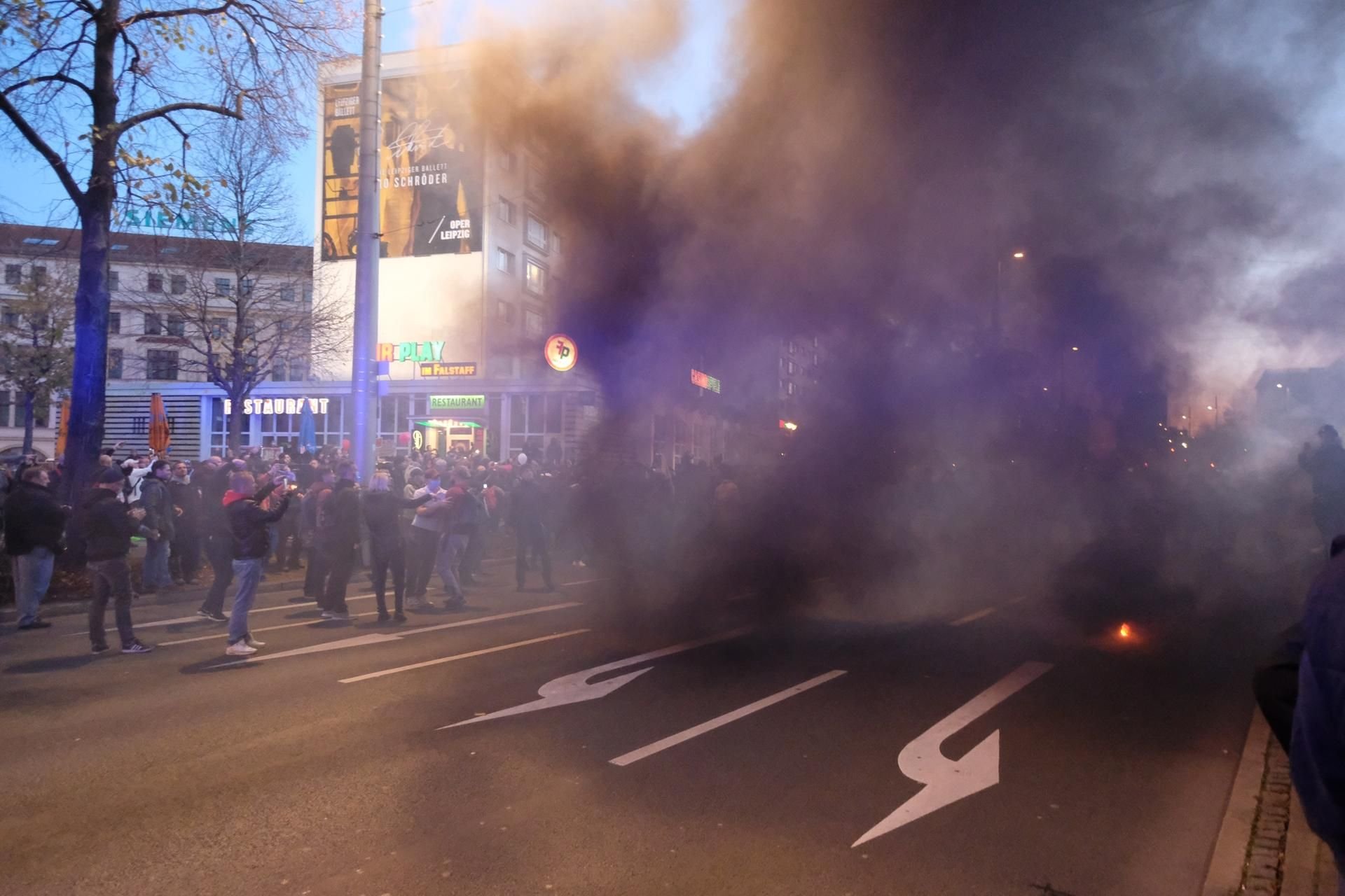 Rauch steigt auch bei Ausschreitungen nach der Demonstration der Stuttgarter Initiative "Querdenken" in Leipzig.