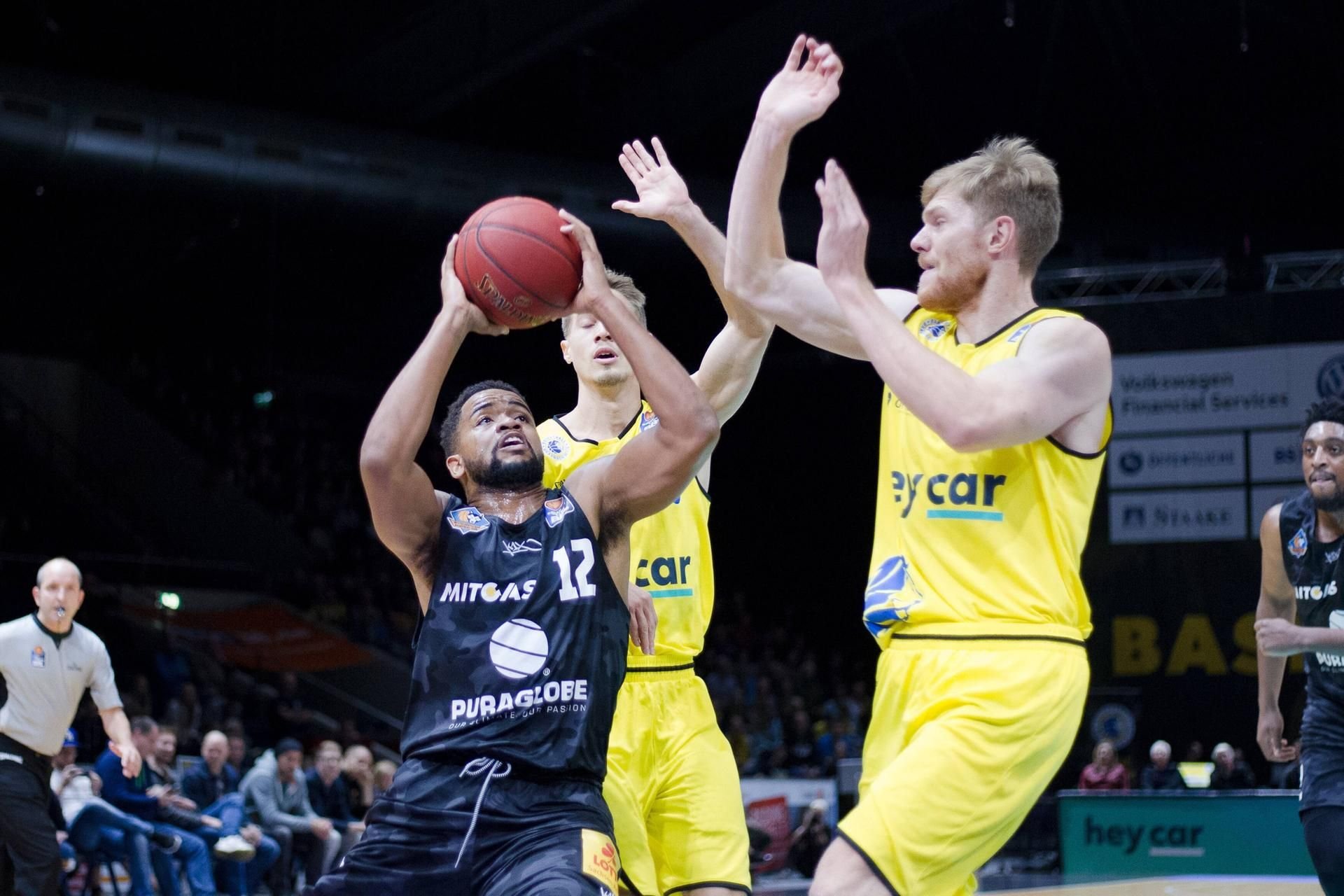 MBC-Profi Trevor Relefort gegen gleich zwei Braunschweiger Gegenspieler.