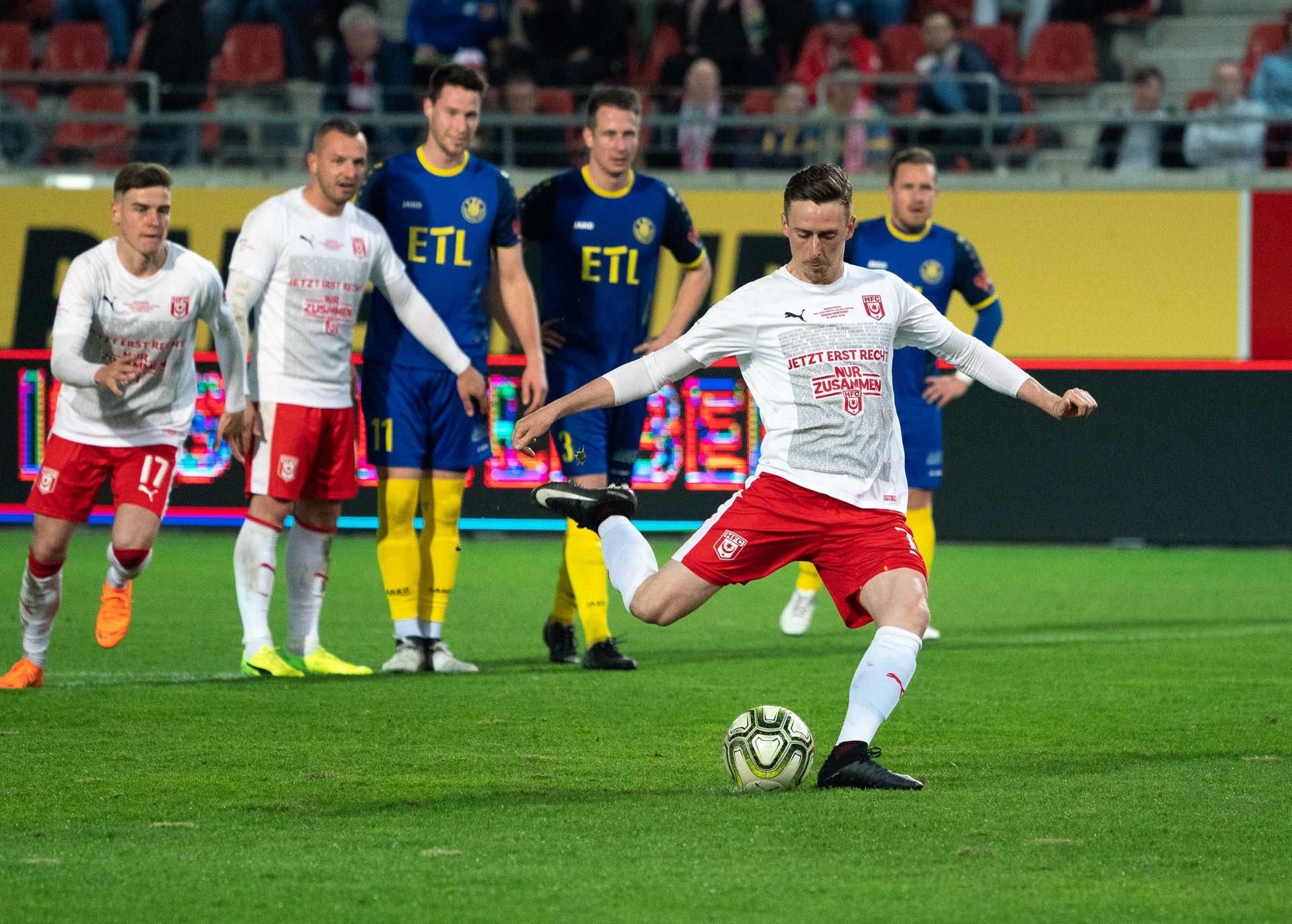 Martin Röser bei seinem verschossenen Elfmeter im Benefizspiel.