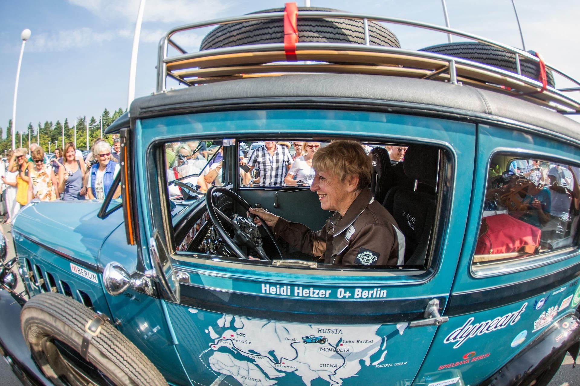 Heidi Hetzer 2014 in Berlin beim Start ihrer Weltreise.