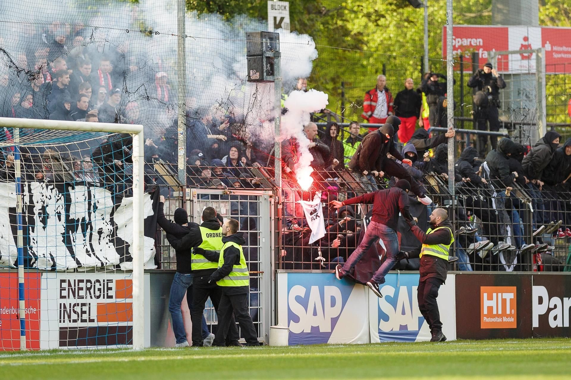 Beim Gastspiel von Energie Cottbus beim SV Babelsberg kam es zu Ausschreitungen.
