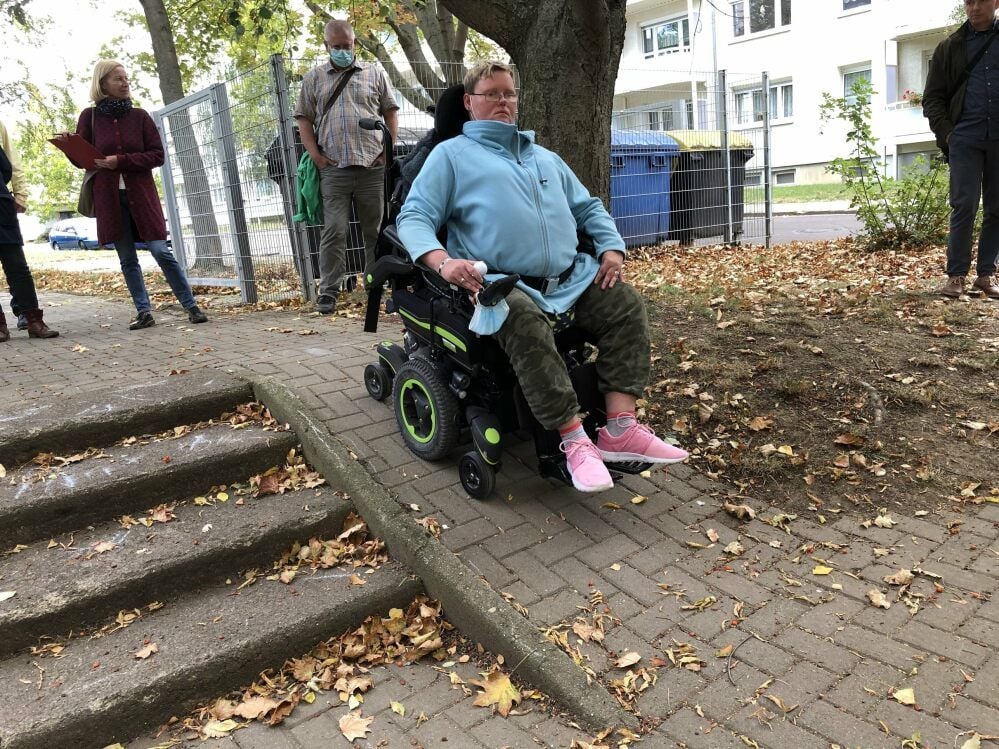 Viel zu steil: Daniela Schäfer hat Mühe, mit ihrem Rollstuhl die Schräge sicher hinabzukommen.