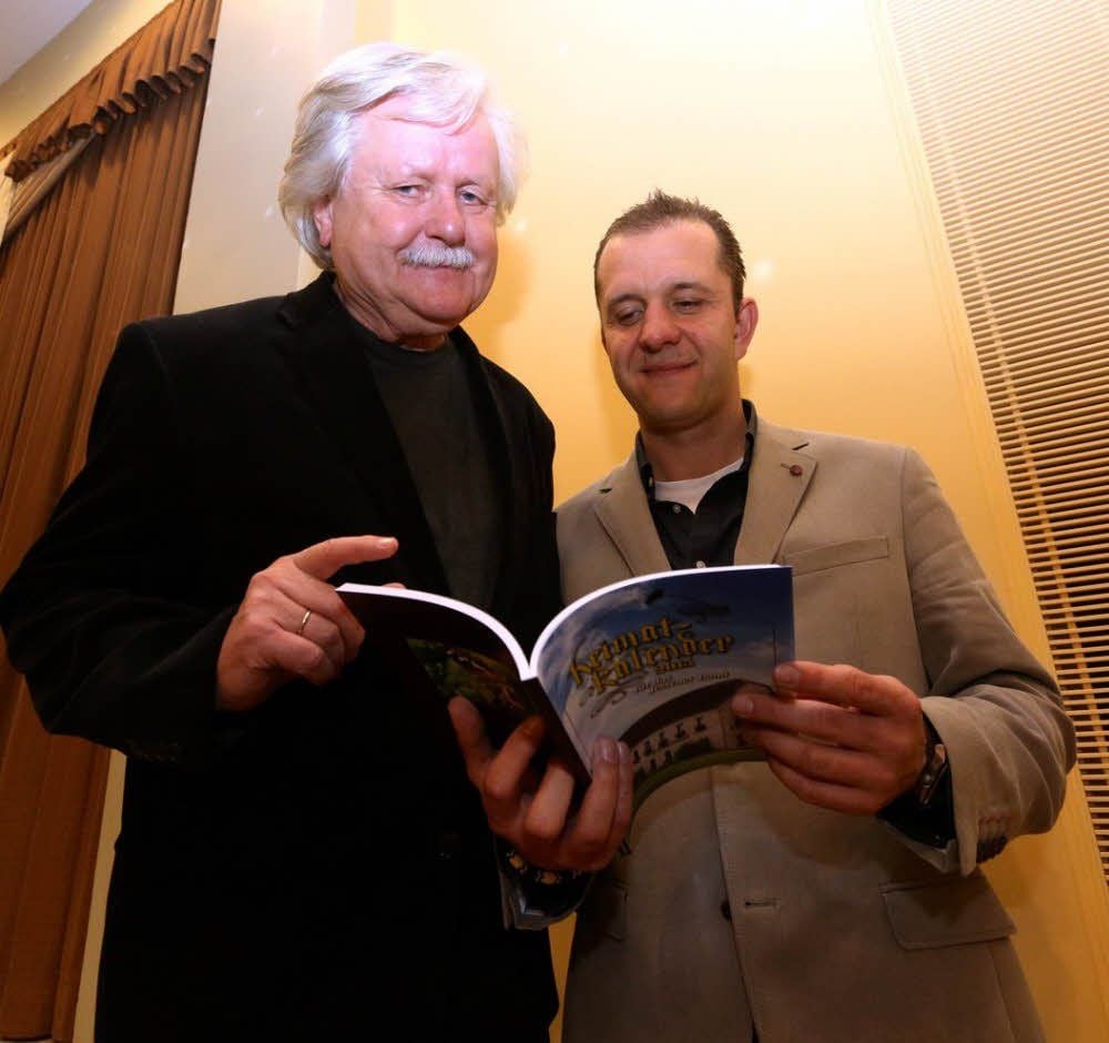 Heimatkalender-Redakteur Lothar Günther (l.) und Herausgeber Jörg Wolfslast freuen sich, dass sie gar eine Woche früher als in anderen Jahren einen druckfrischen Heimatkalender präsentieren können.
