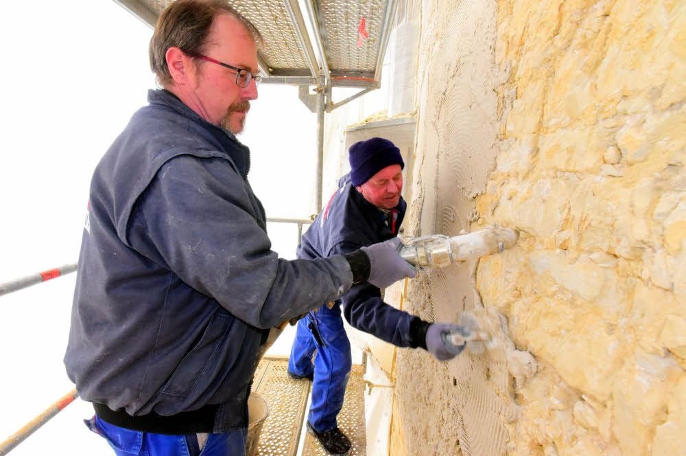 Mario Flatho und Henry Richardt (von links) von der Firma Schmidt beim Putzen des Giebels.