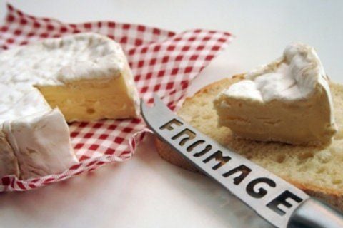 Weichkäse wie Camembert gilt als Flüssigkeit und darf nur in kleinen Mengen mit.