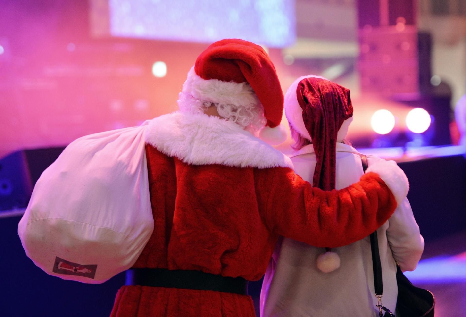 Eine Weihnachtsfeier mit den Kollegen sollte nicht ausarten - ein Fehlverhalten kann sogar zur Kündigung führen.