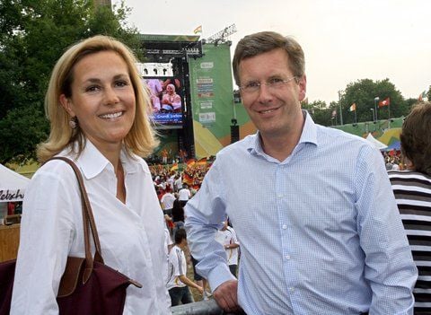 Niedersachsens Ministerpräsident Christian Wulff besucht mit seiner neuen Freundin Bettina Körner bei ihrem ersten öffentlichen Auftritt das Fan Fest in Hannover. Dort will sich Wulff auf einer Großbildleinwand das WM-Spiel Deutschland gegen Polen anschauen. Vor mehr als einer Woche hatte Wulff die Trennung von seiner Ehefrau Christiane (45) und seine neue Beziehung zu Körner bekannt gegeben.