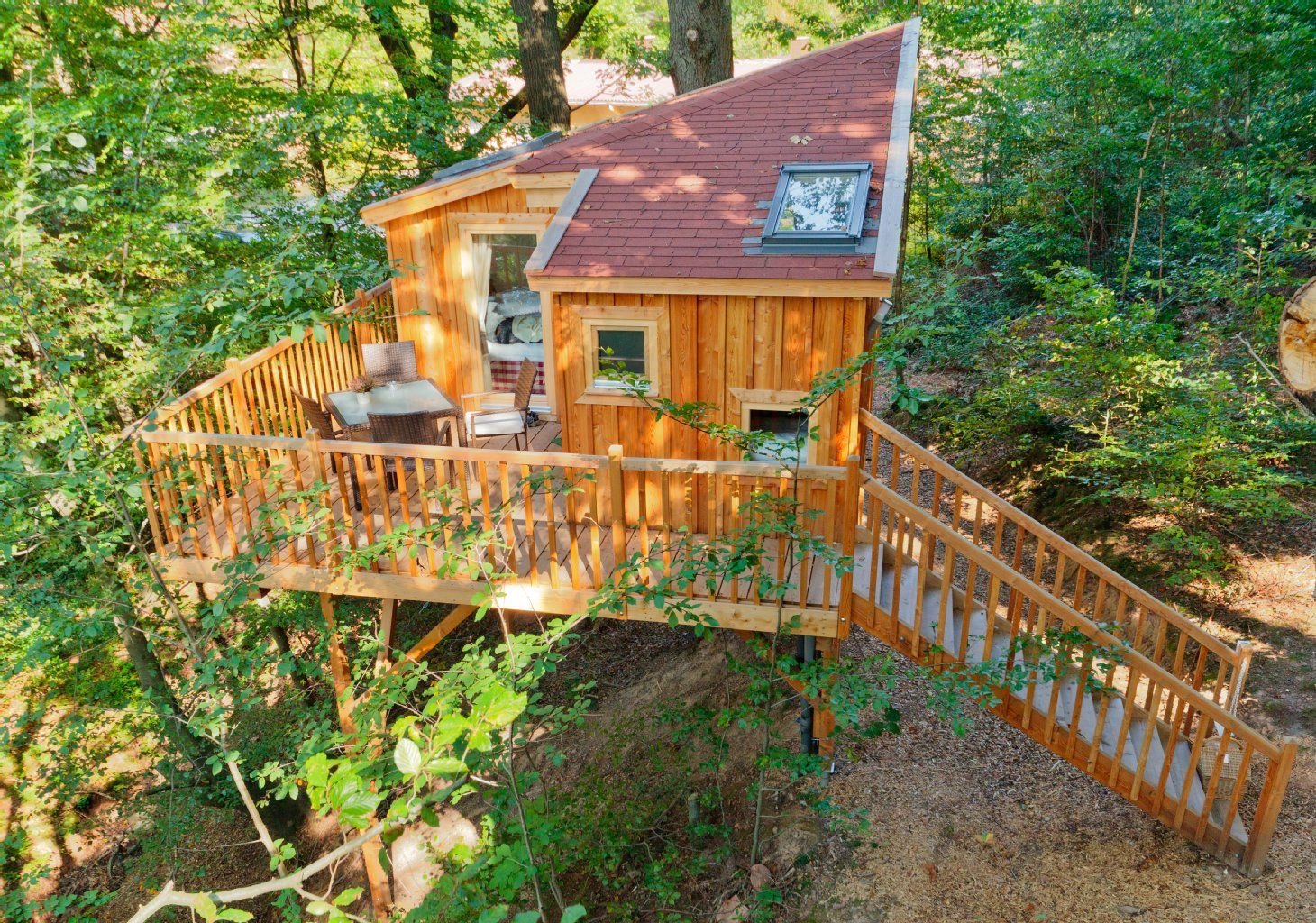 Die Baumhäuser des «Wipfelglück» im Spessart sehen mehr aus wie kleine Ferienhäuser auf Stelzen - dafür sind sie barrierefrei.