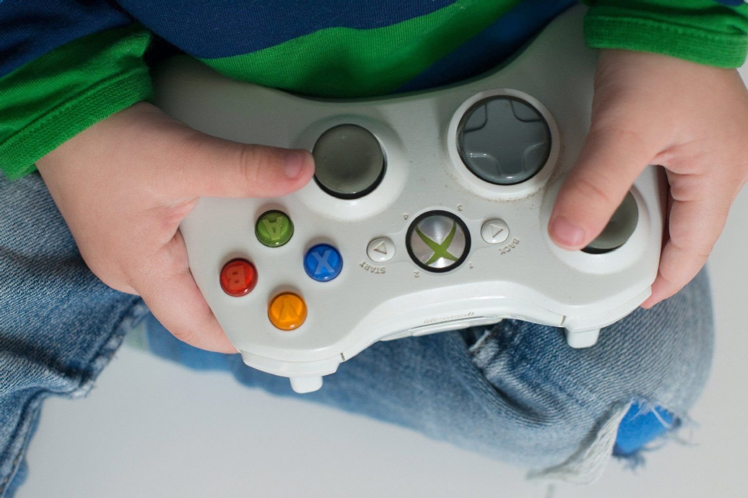 Kinder sind fasziniert von Computerspielen. Experten sehen die Eltern in der Pflicht, mit Kindern einen angemessenen Umgang einzuüben.