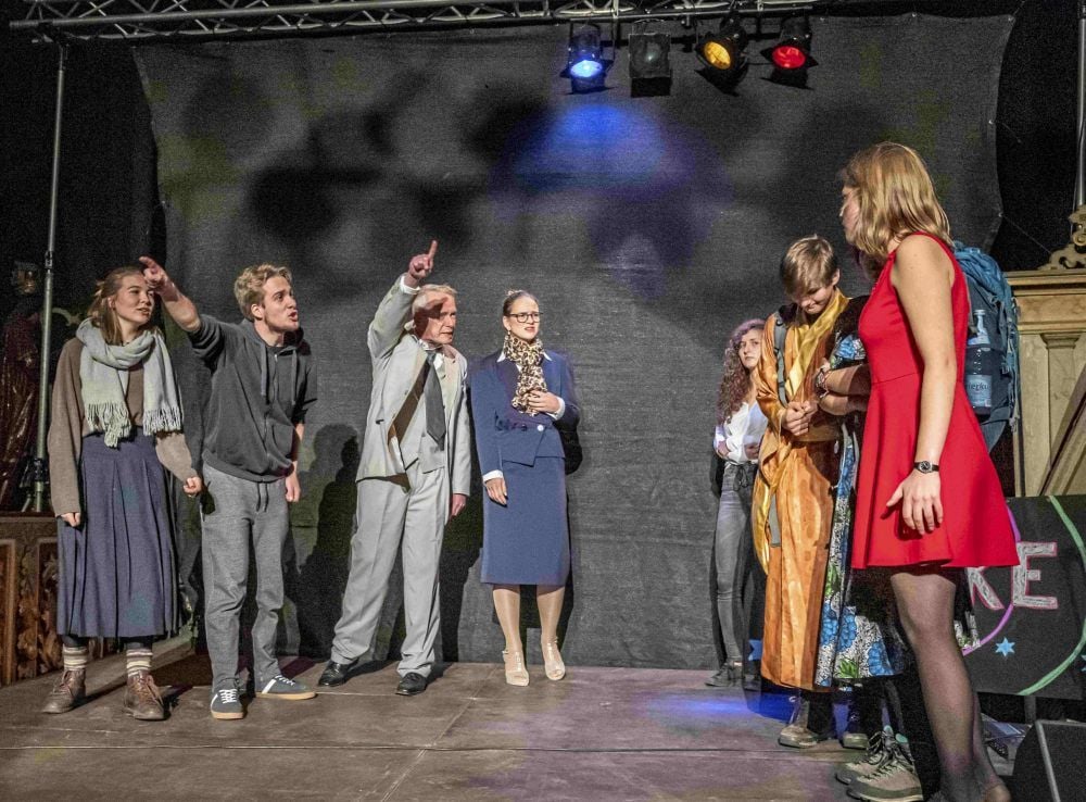 Wer anders ist, ist nicht erwünscht: Szene aus dem Theaterstück „Wenn das Fass überläuft“ der Theatergruppe „Mit-Mission“