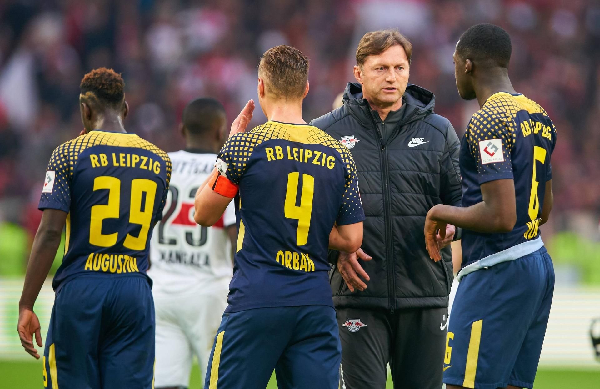 RBL-Trainer Ralph Hasenhüttl mit seinen Profis nach dem 0:0 in Stuttgart.