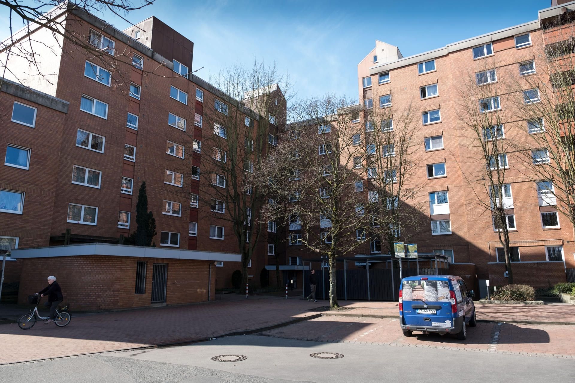 Die Wohnanlage des Mehrfamilienhauses (M.) in Hannover, in dem die beiden Toten entdeckt wurden.