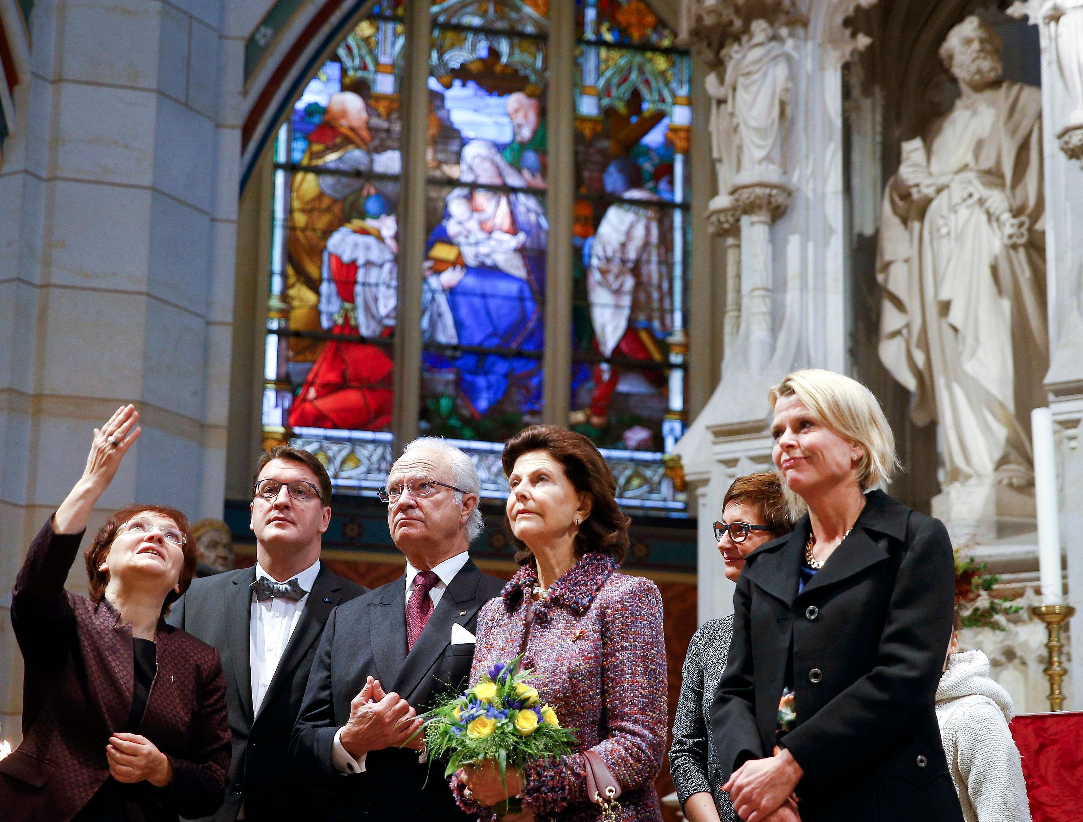 Willkommen in Wittenberg: Königin Silvia und König Carl Gustaf auf dem Weg in die Schlosskirche.