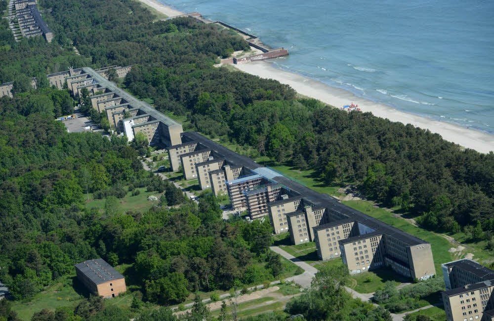 Der Komplex in Prora sollte 20 000 Menschen Platz bieten, wurde aber wegen des Zweiten Weltkrieges nicht mehr fertiggestellt.