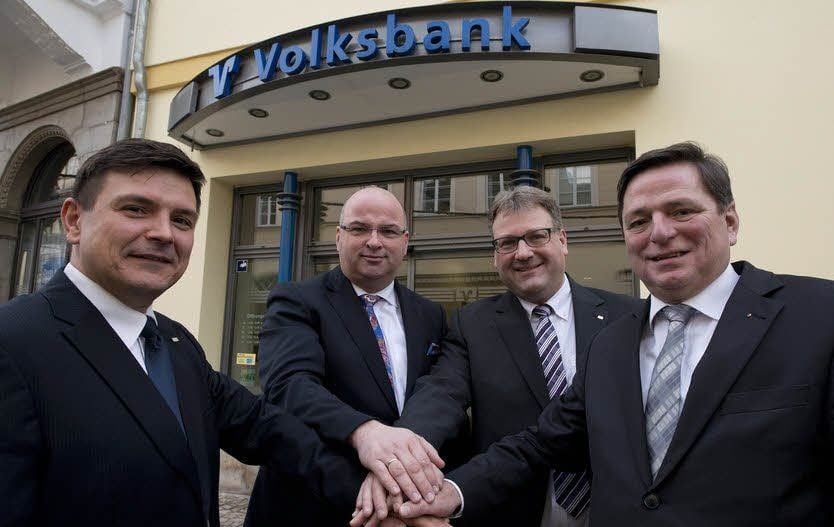 Die Vereinigte Volksbank (VV) und die Ostharzer Volksbank (OV) fusionieren. Die Vorstände der beiden Banken reichen sich vor dem Sitz der Ostharzer Volksbank in Quedlinburg die Hände (von links): Heino Oehring (OV), Wolfgang Riesenberg (VV), Bernd Grund (OV) und Hans-Heinrich Haase-Fricke (VV).