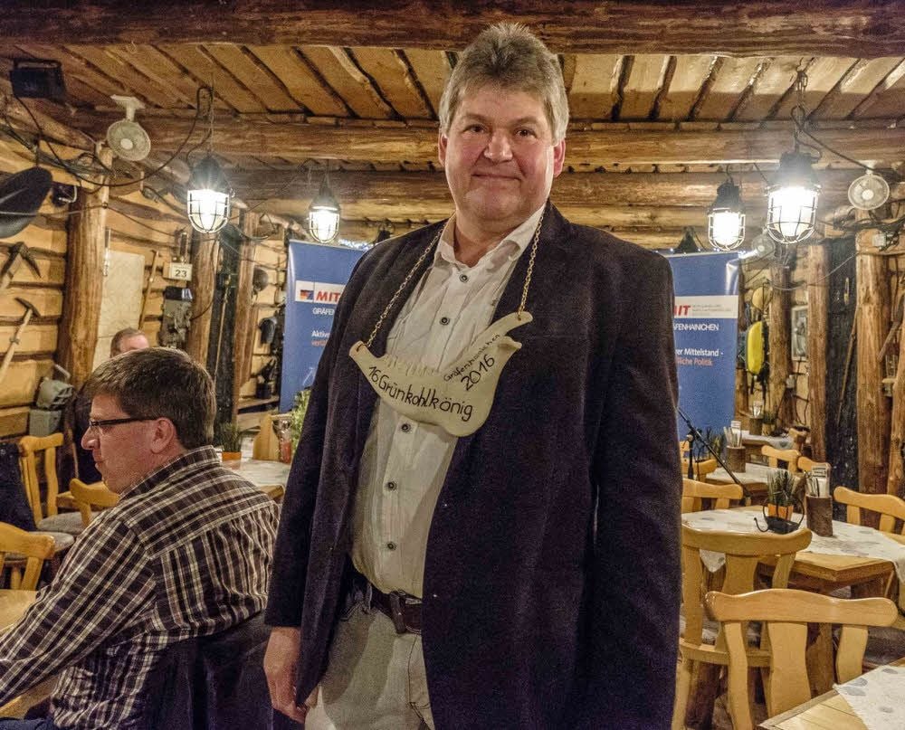 Matthias Dönicke ist der Gräfenhainichener Grünkohlkönig. Der Tankstellenbetreiber tritt die Nachfolge von Königin Petra Kuhnert an. Die Stadträtin ist im wahren Leben eine Anwältin.