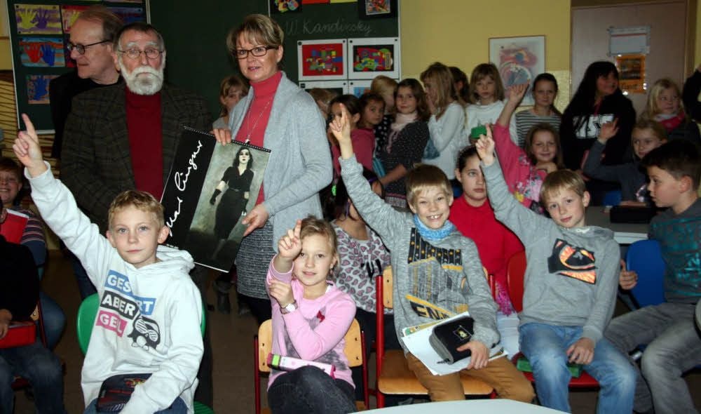 Stiftungsvorsitzender Thomas Flierl, Maler Gerhard Kitzig und Schulleiterin Iris Schacher (hinten von links) können die vielen Fragen der Schüler kaum schnell genug beantworten.