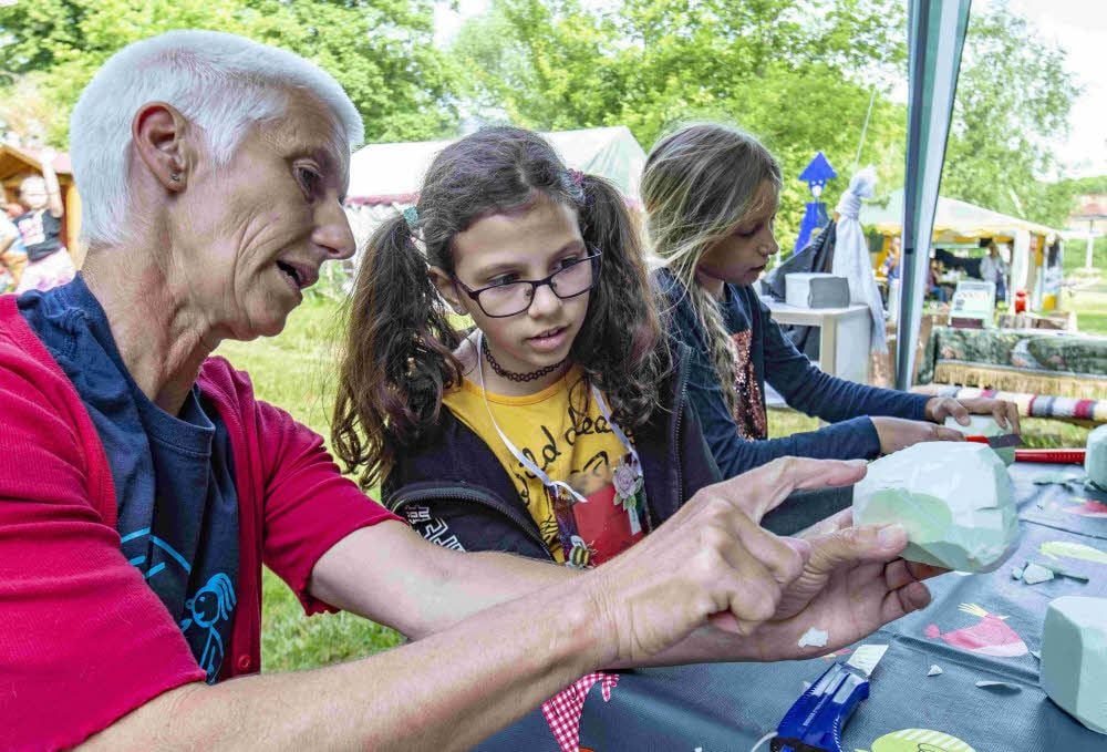 Puppenspielerin Anja Herbener hilft Anna beim Basteln eines Nashorns.