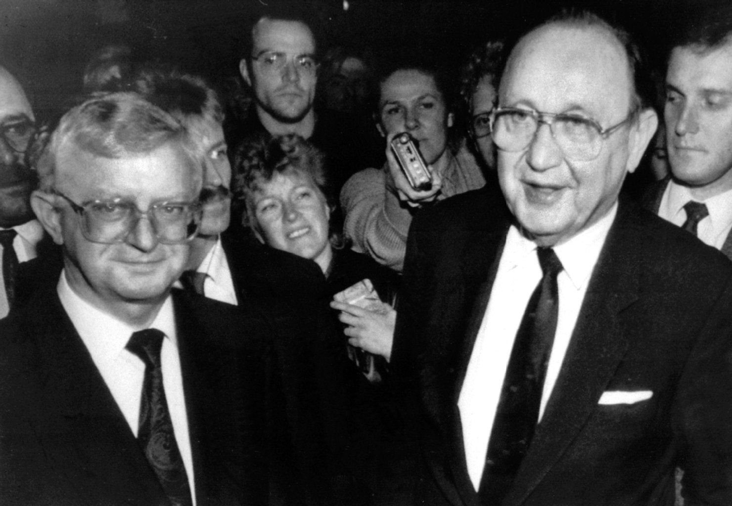 Der damalige Bundesaußenminister Hans-Dietrich Genscher (r) informiert neben Kanzleramtsminister Rudolf Seiters am 30.09.1989 vor der Bonner Vertretung in Prag die Journalisten.