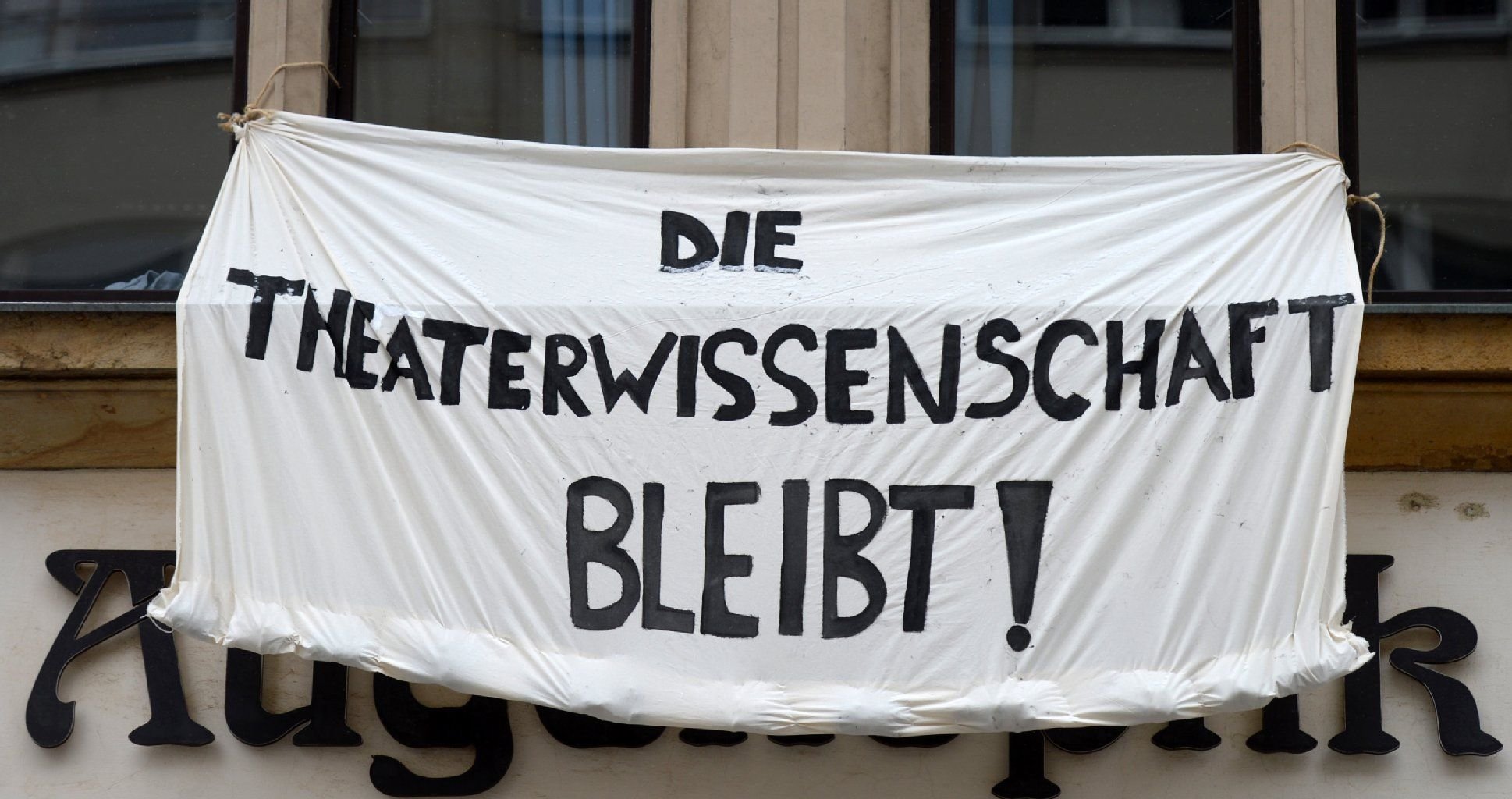 Ein Protesttransparent mit der Forderung für den Erhalt des Institutes für Theaterwissenschaften an der Universität Leipzig hängt am 24.01.2014 an der Fassade des Institutes in Leipzig (Sachsen).