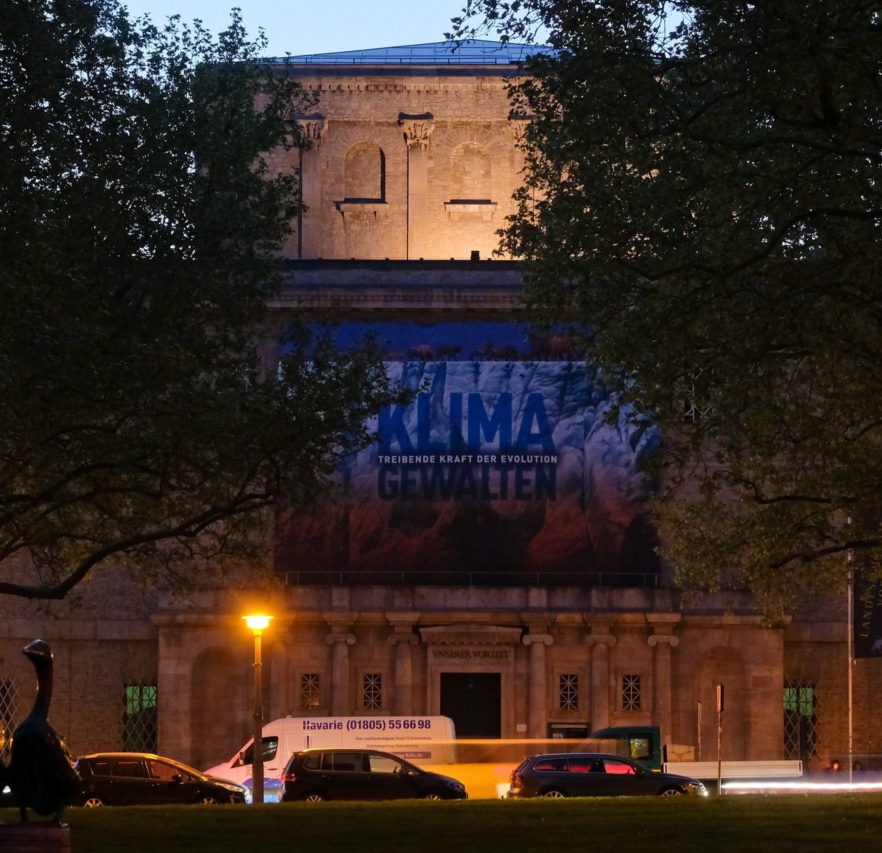 Das Landesmuseum in Halle ist am Abend oft Treffpunkt für Jugendliche.