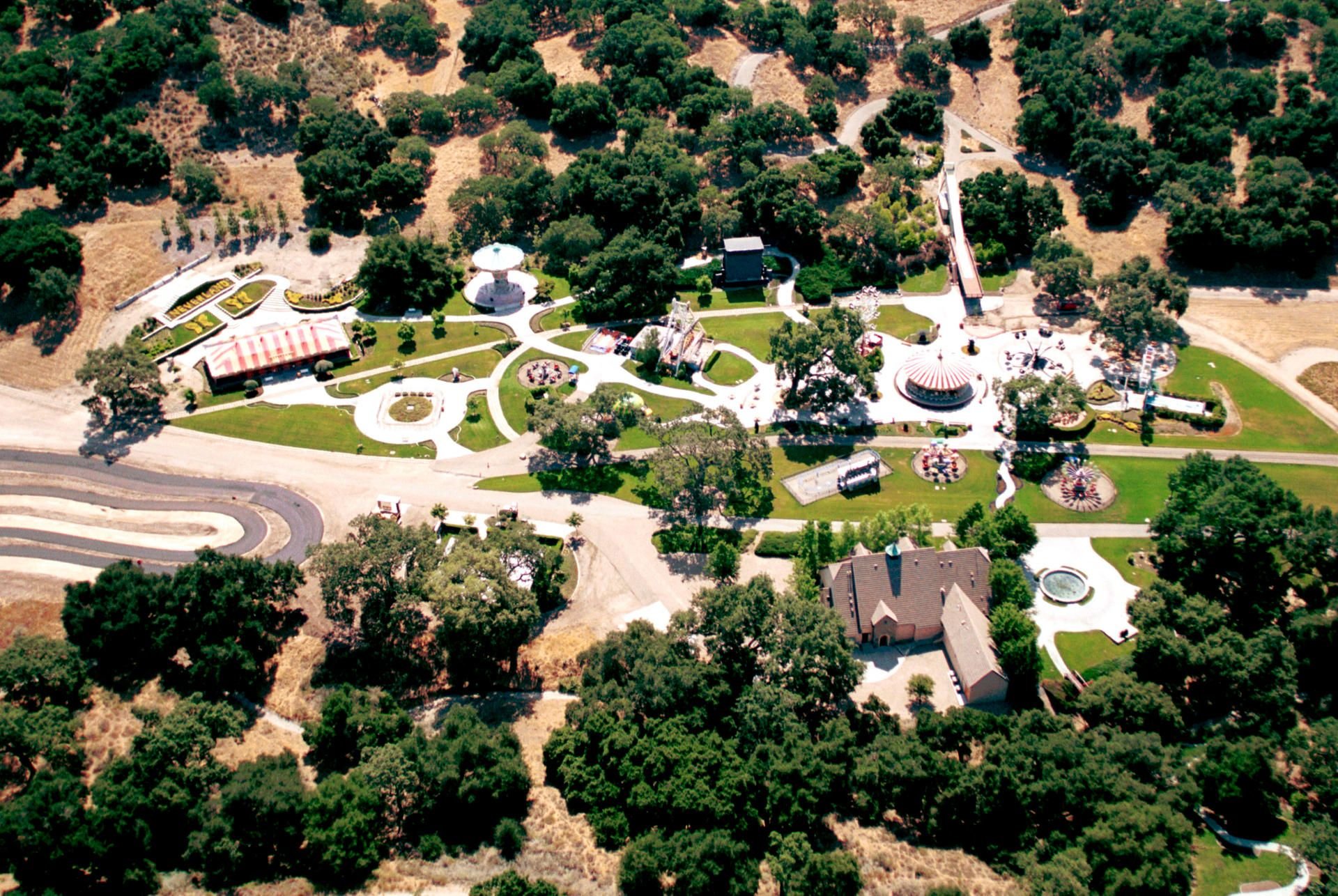 Das Bild von 2001 zeigt das Gelände der Neverland-Ranch. Nun steht es zum Verkauf.