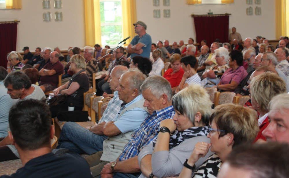Da war es noch friedlich im großen Saal in Hettstedt noch friedlich: Bürger stellten ihre Fragen an die Vertreter des AZV.
