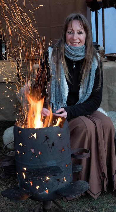 Bei knackiger Kälte hat es sich Susan Schäfer aus Mittweida an einem Feuerkorb gemütlich gemacht.