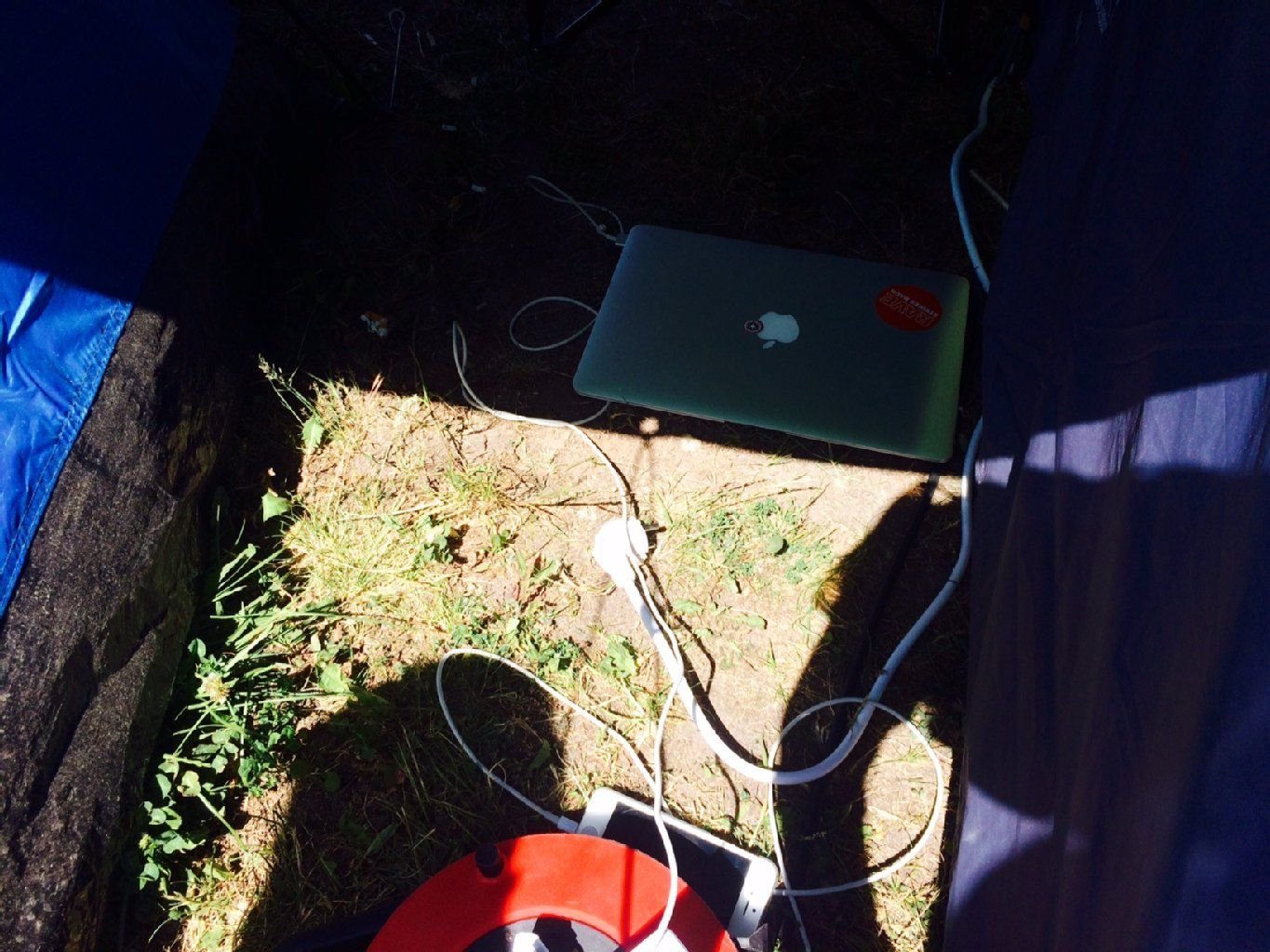 Laptop und Handy tanken auf.
