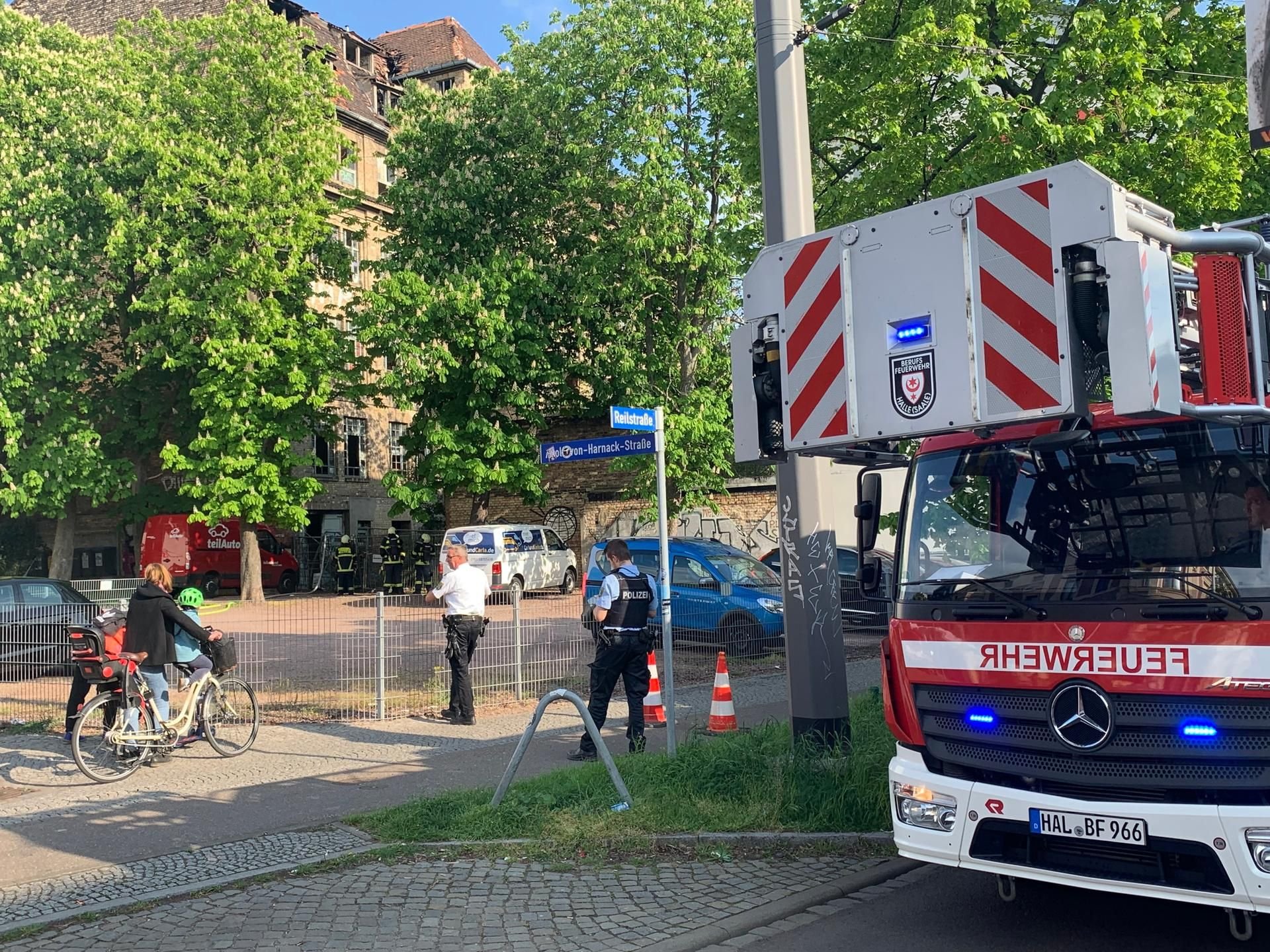Polizei und Feuerwehr in Halle sind am 1. Mai am Reileck im Einsatz.