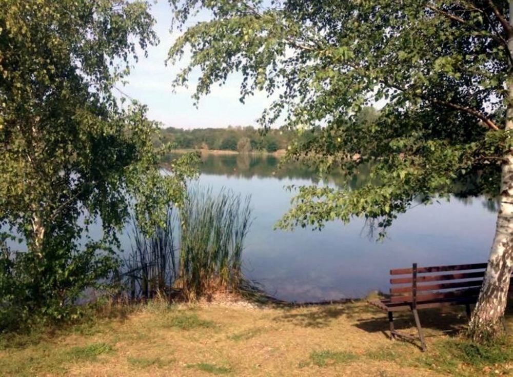 Noch ruht still der Froser See, doch schon bald kann hier wieder gebadet werden.