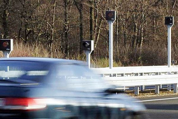 Software auf dem Navi oder Handy warnt meist nur vor fest installierten Blitzern. Verboten ist das trotzdem.